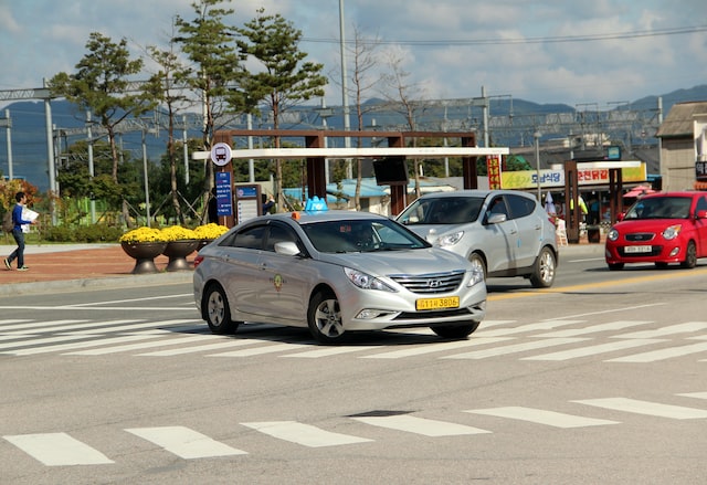 道路の真ん中に車